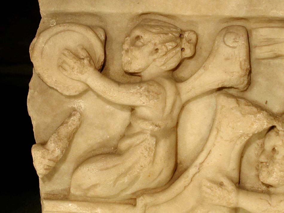 Ignoto, Fanciulla che suona su una barca (II-III secolo d.C.), 
  frammento di sarcofago, bassorilievo in marmo, cm 21,5x29x4,6. Vercelli, Museo Leone, inv. no. 1173/1241.